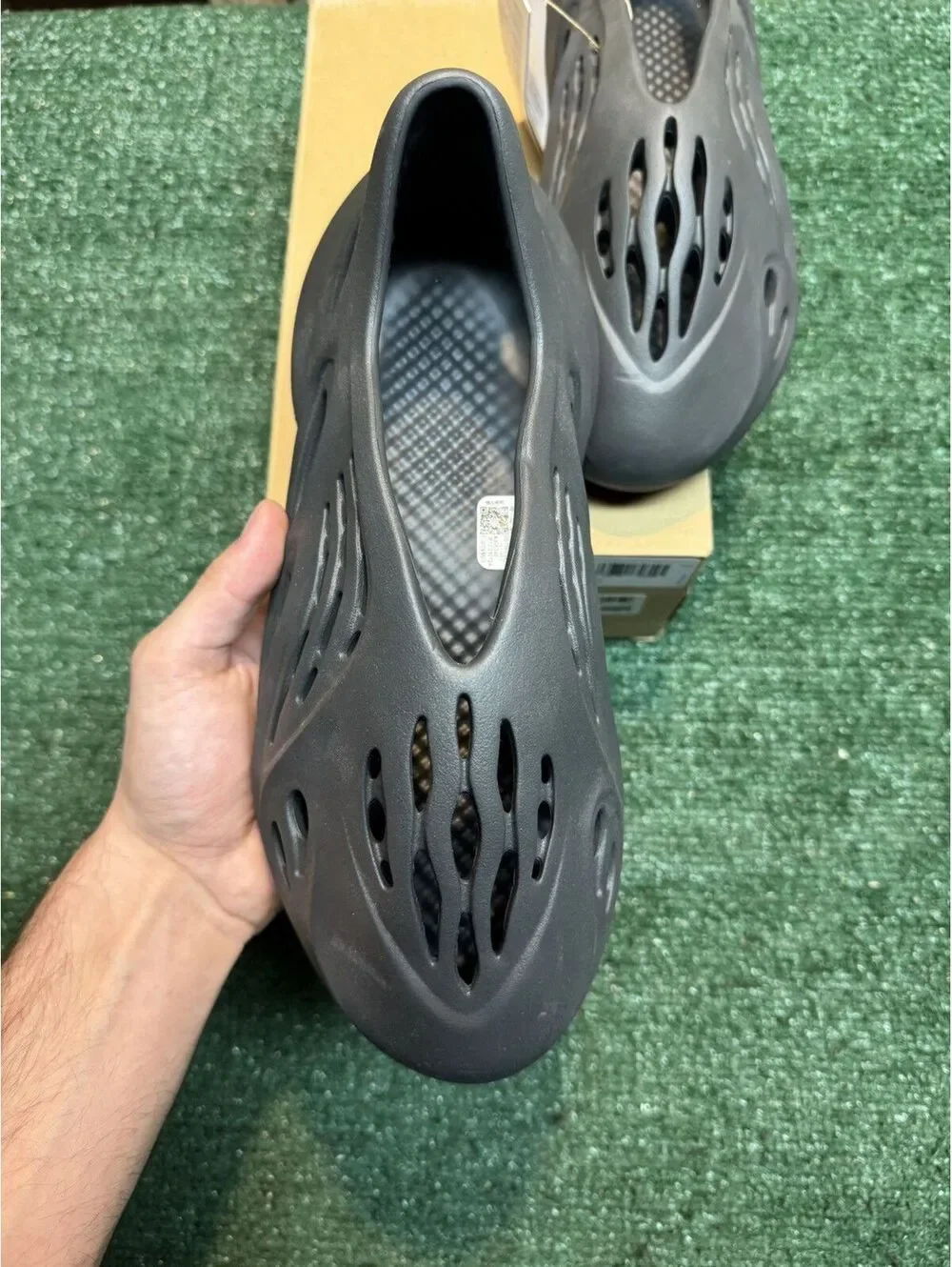 Adidas Yeezy Foam RNR Carbon Size 9/10
